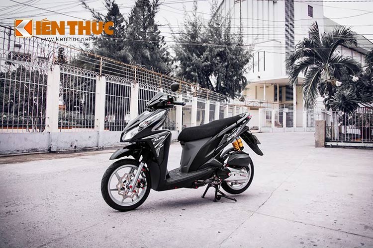 Chiếc  Honda Click 125i trong bài viết là phiên bản 2014 có thiết kế khác hoàn toàn so với phiên bản sản xuất tại Việt Nam, chiếc xe thuộc sở hữu của một người chơi xe tại TP HCM được lên một số đồ chơi "nhẹ".